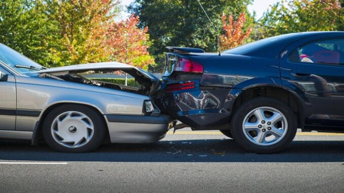 Auto accident involving two cars on a city street Como Agir em Caso de Acidente: Guia Completo