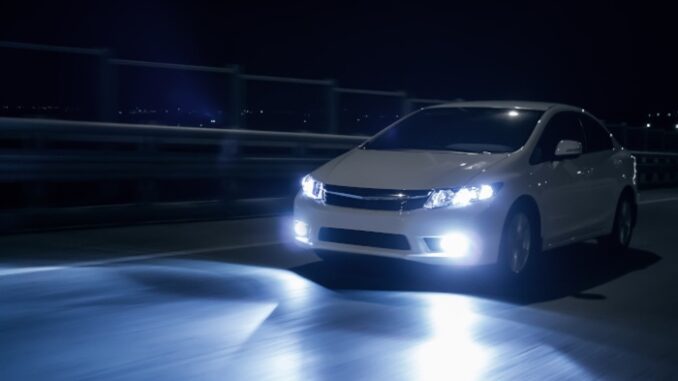 Car with xenon headlights fast drive on road at nigh Luz Xenon: Ela é Proibida ou Não?