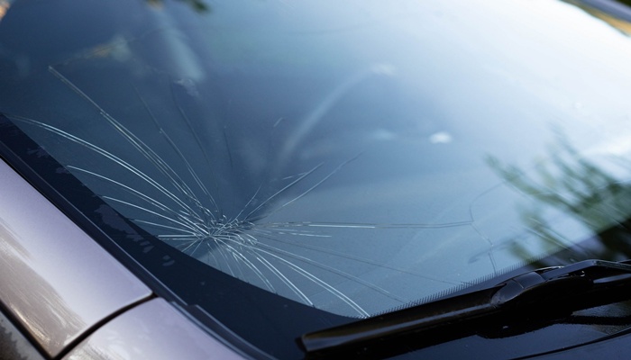 Sou multado com parabrisa trincado? - Dicas Autos